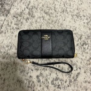 brand new coach wallet/ wristlet